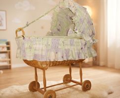 Vintage Stubenwagen / Babywiege aus Weide mit Holzrädern