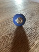 Blauer Möbelknopf