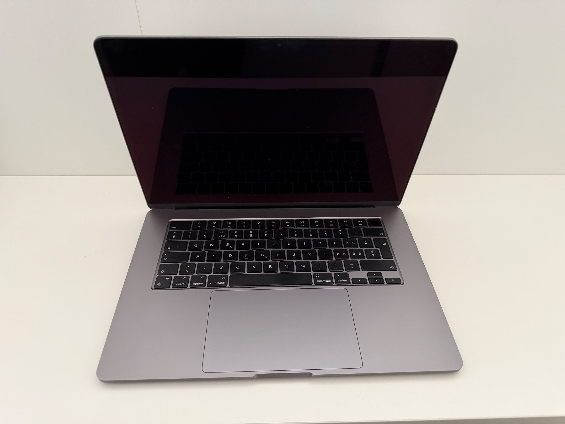 Apple Notebook: Praktisch neues MacBook Air 15.3" – Usato da Unterägeri venduto da tho_95zn 1