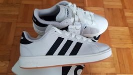 Sneaker Adidas Grad Court BASE 00s Gr.40.