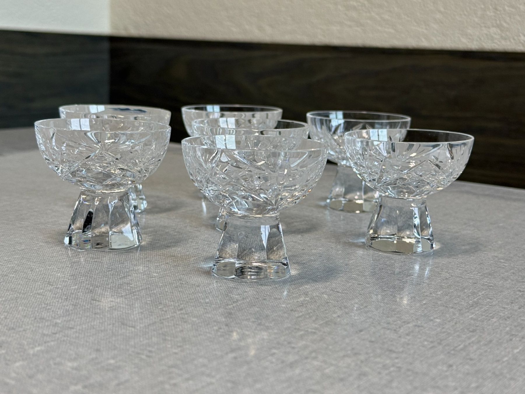 Gläser: Set aus 7 Kristall Schnapsgläser – Gebraucht aus Boswil von Blue20