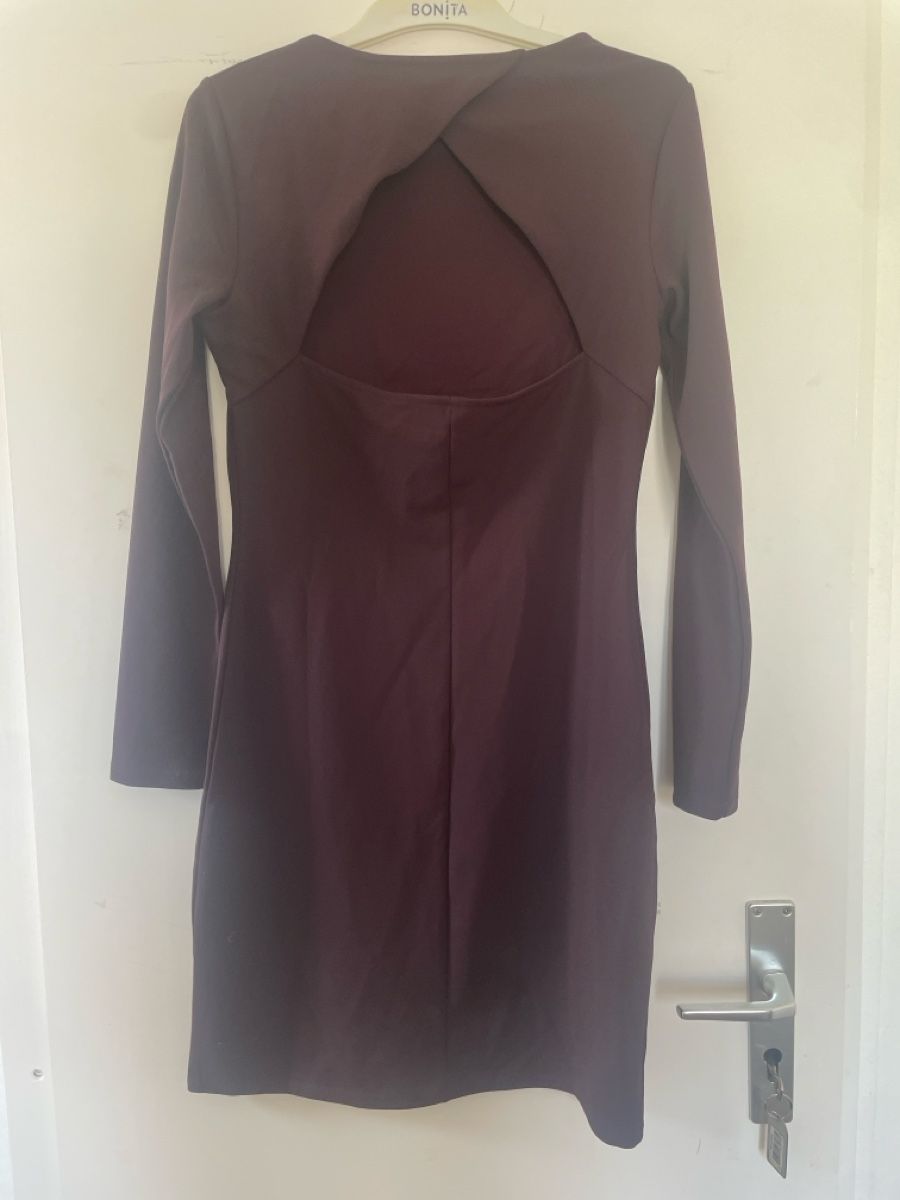 H&M Kleider: Elegantes Kleid – Neu (gemäss Beschreibung) aus Aarau von est_x5vz 1