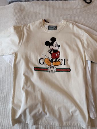 Gucci, Palm Angels, Off-White und Dolce & Gabbana T-Shirts.
