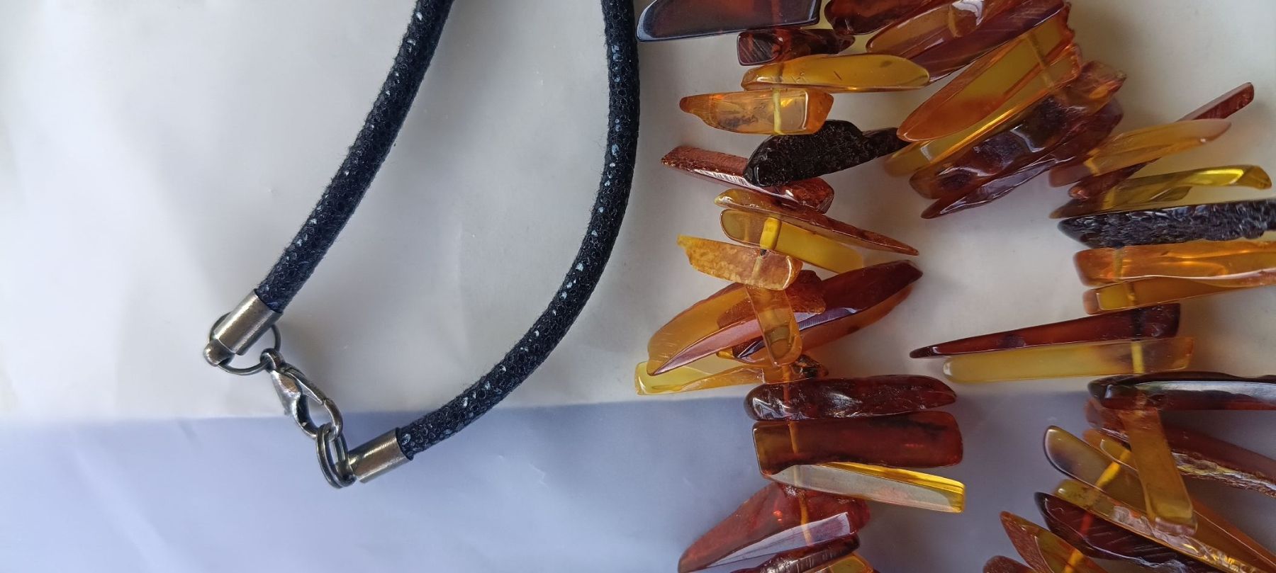 Colliers: Amber Necklace unique shape – Neuf (Voir description) à Zürich par cat_9cvz 3