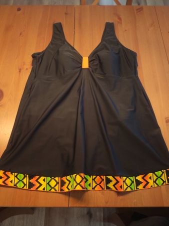 Badeanzug mit integriertem Röckchen schwarz/bunt