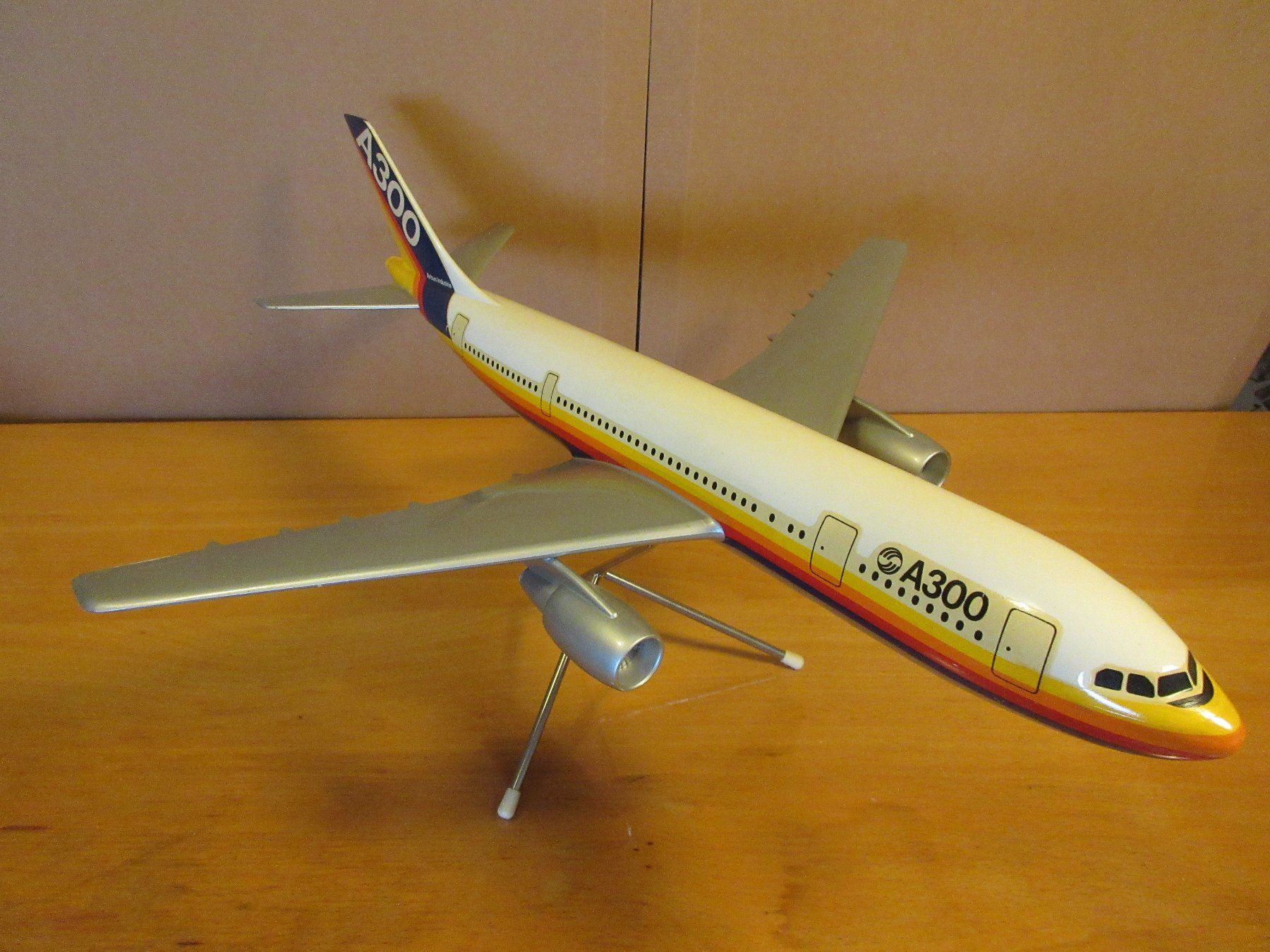 Airbus Kits de montage: Flugzeugmodell Airbus A300,  M : 1/100 – D'occasion à Uster par djet5_vs 1