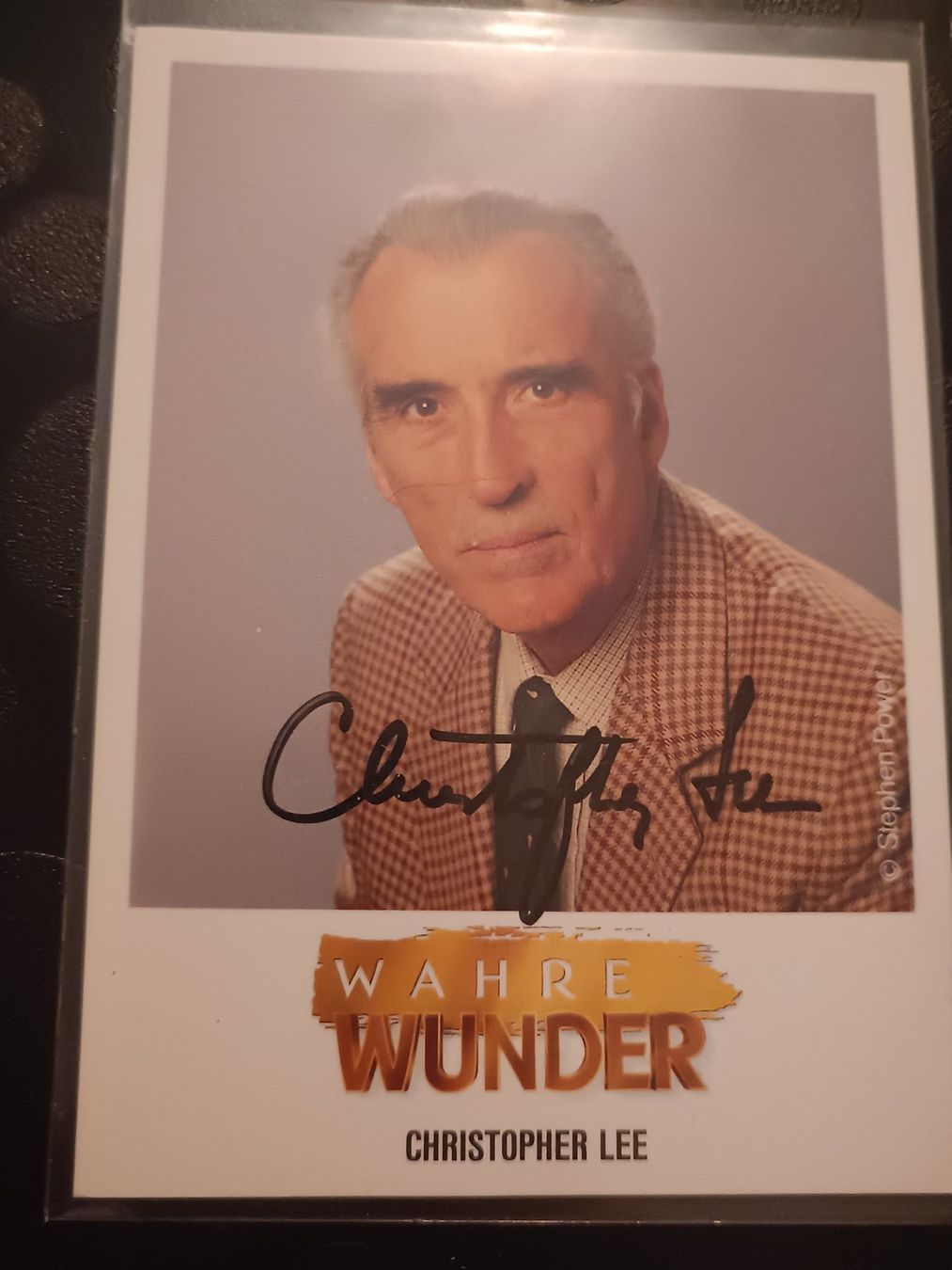 Autografi: Christopher Lee - handsignierte Autogrammkarte – Usato da Menziken venduto da Artographs
