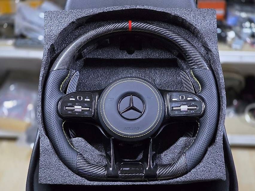 Tutti pezzi di ricambio auto: MERCEDES LENKRAD LEDER ORGINAL CARBON – Usato da Wängi venduto da Plt.design