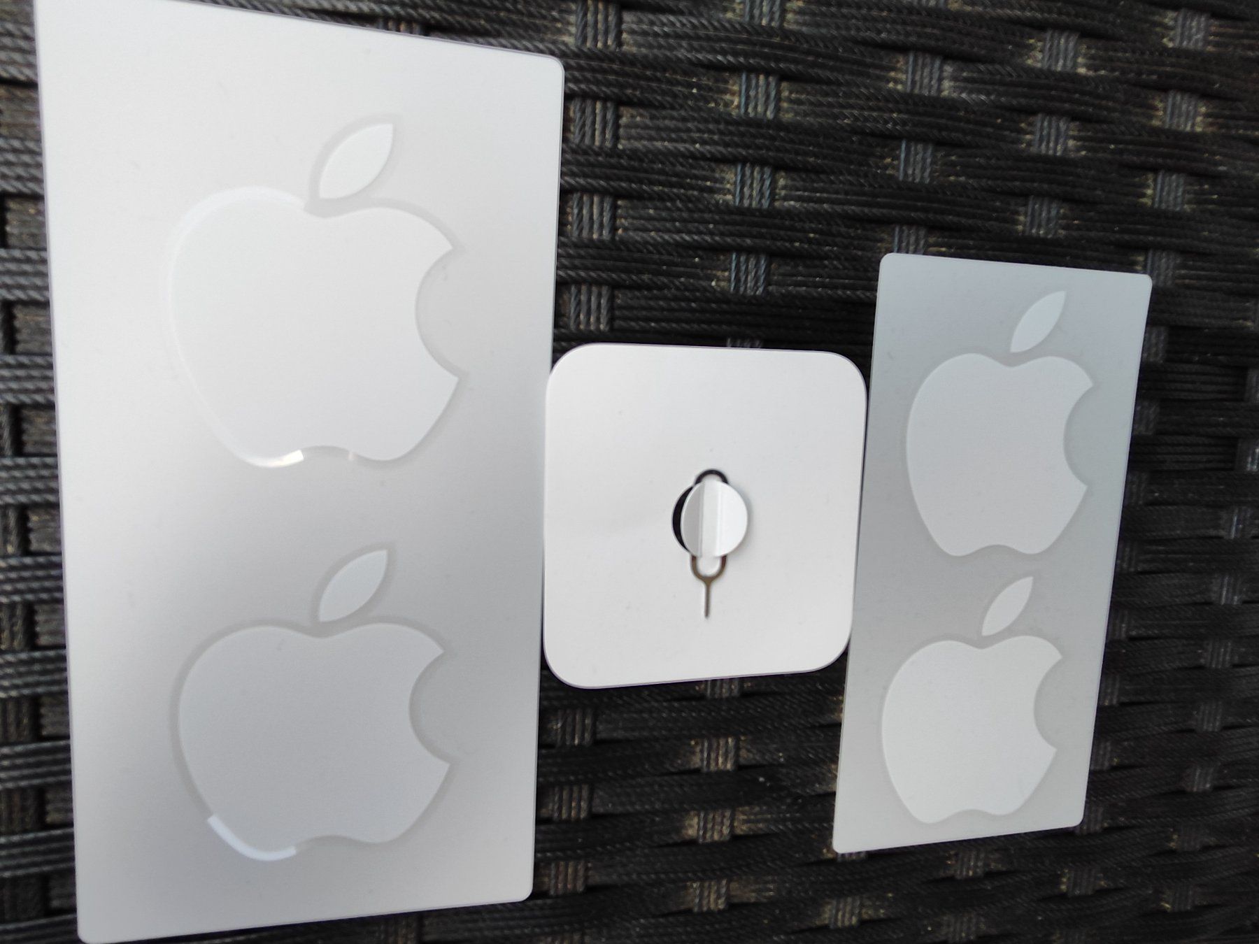 Sticker: Apple-Set Sticker 4x und öffner für Sim – Nuovo (secondo la descrizione) da Fislisbach venduto da Hast1976 1