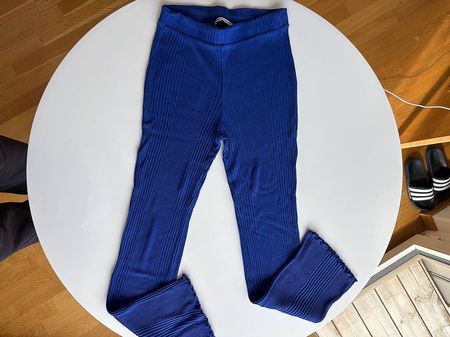 Pantalon fluide près du corps bleu roi (Zara)