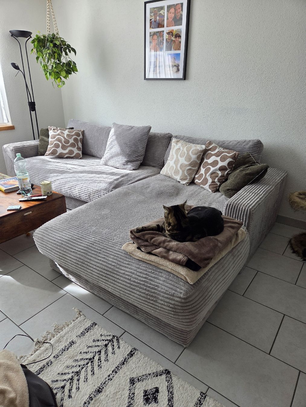 Conforama Sofas: Ecksofa Cordstoff hellgrau mit Recamiere rechts  – D'occasion à Riniken par widmersteffi