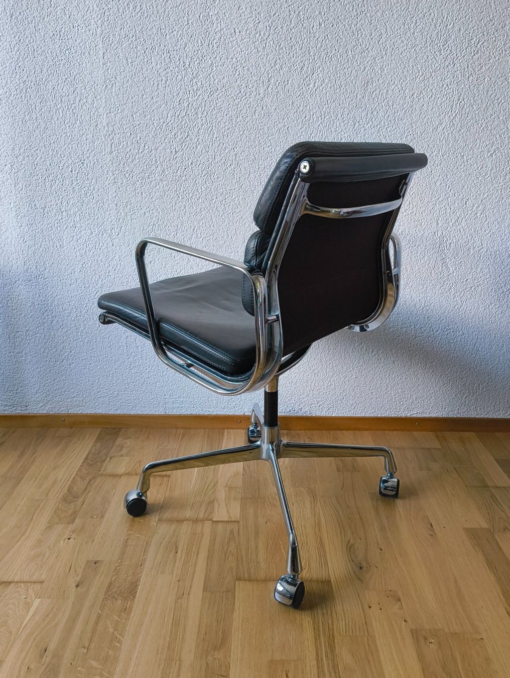 Vitra Chaises: Vitra Eames Softpad Chair auf Rollen – D'occasion à Bäch SZ par Architekt66 3
