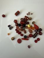 Glasperlen in verschiedenen Farben und Formen, neu