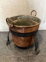 antiker Kupfertopf, Kessel mit Ständer, Schmuckstück.