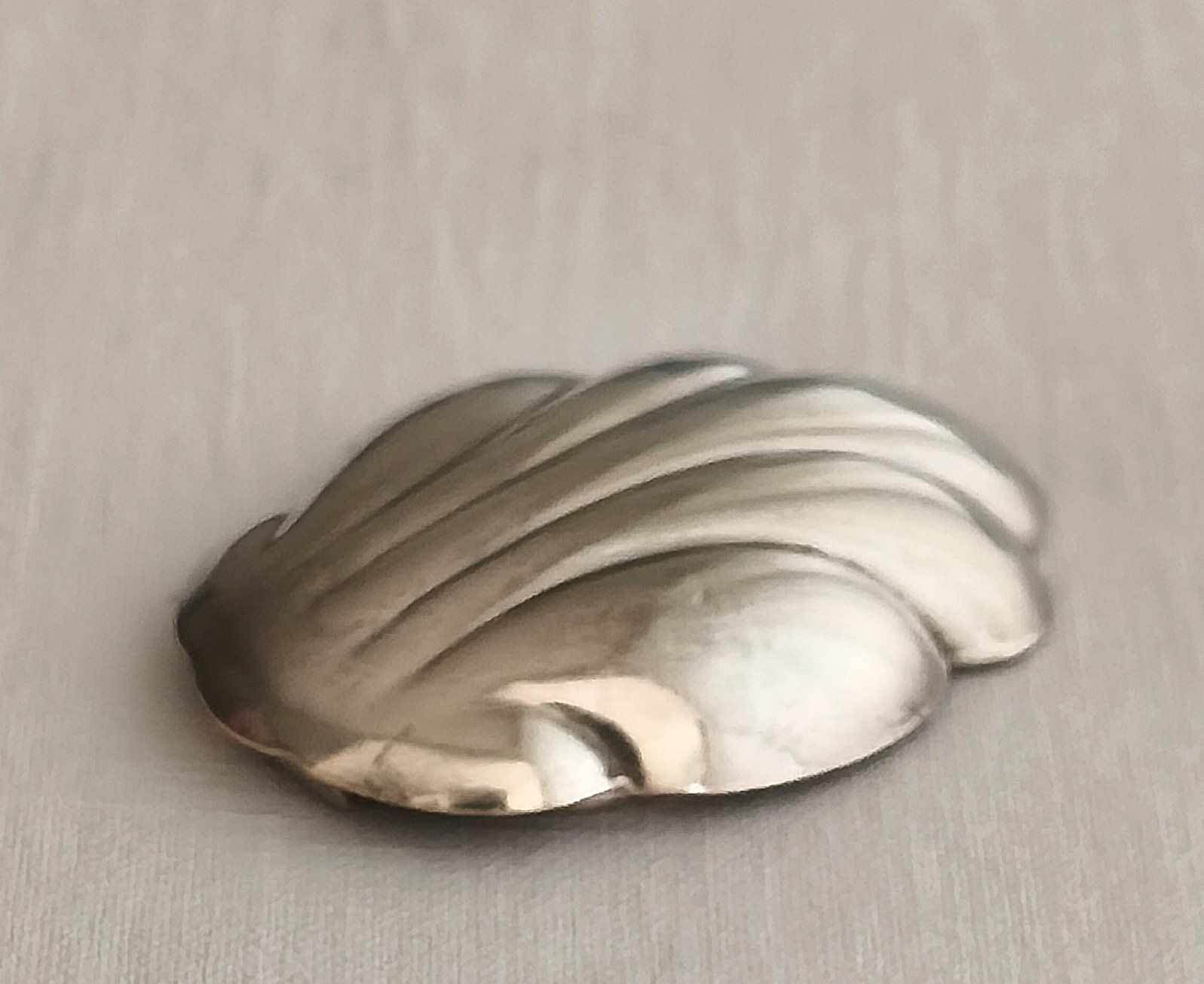 Broschen & Nadeln: Vintage Tuch - Brosche in Muschelform, versilbert – Gebraucht aus Zürich von Tanteemma369 1
