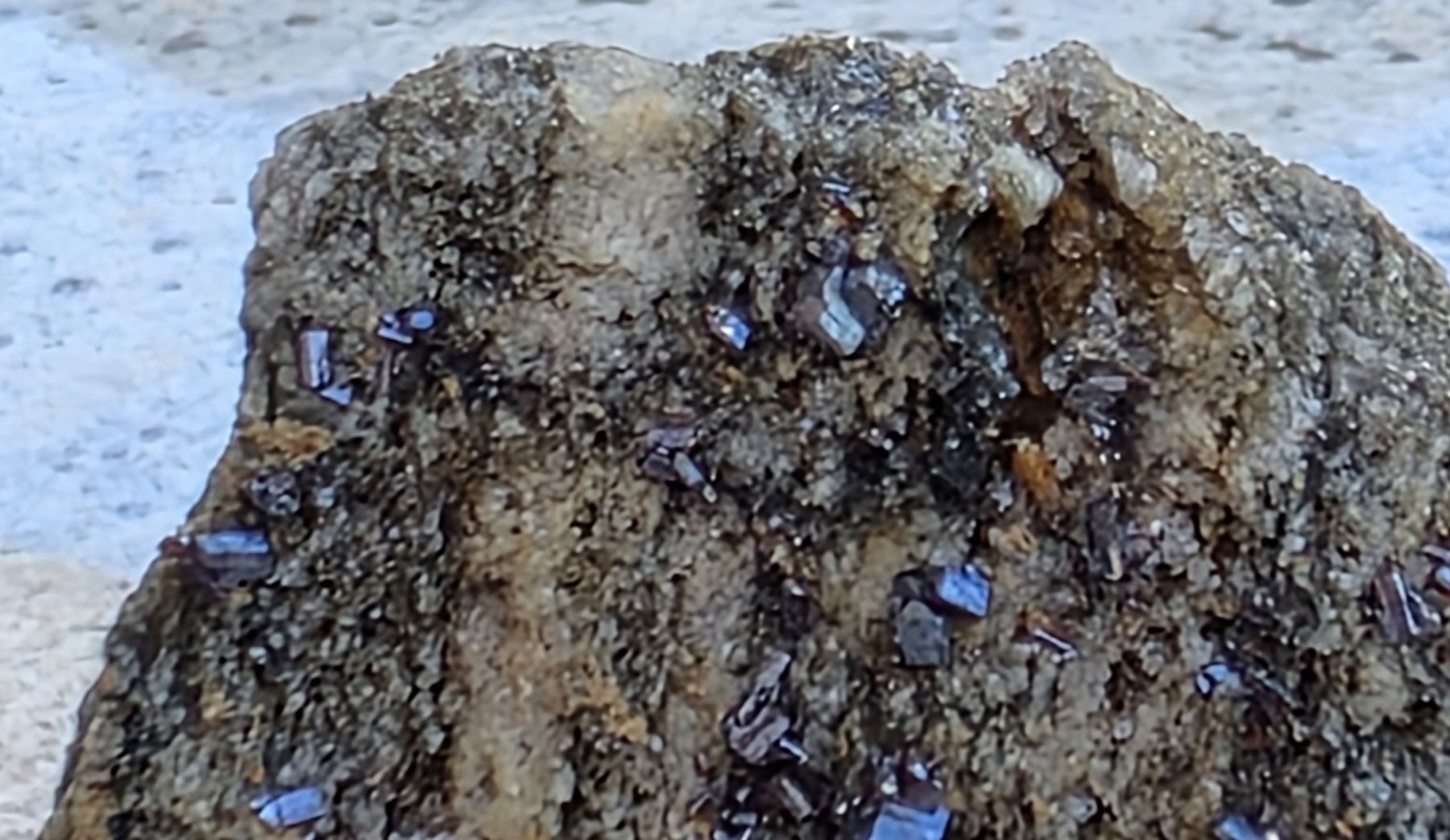Minéraux & Lithothérapie: Monazit 3mm Rarität Binntal mit hochglänzendem Rutil – D'occasion à Glis par nbu_65ys 3