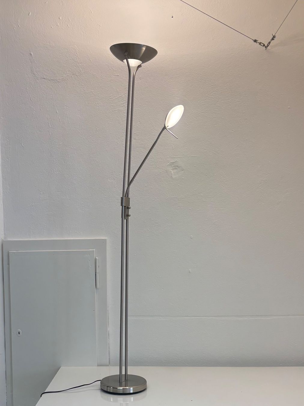 Lampen: Stehlampe Metall mit Leseleuchte – Gebraucht aus Wettingen von Wendemarket