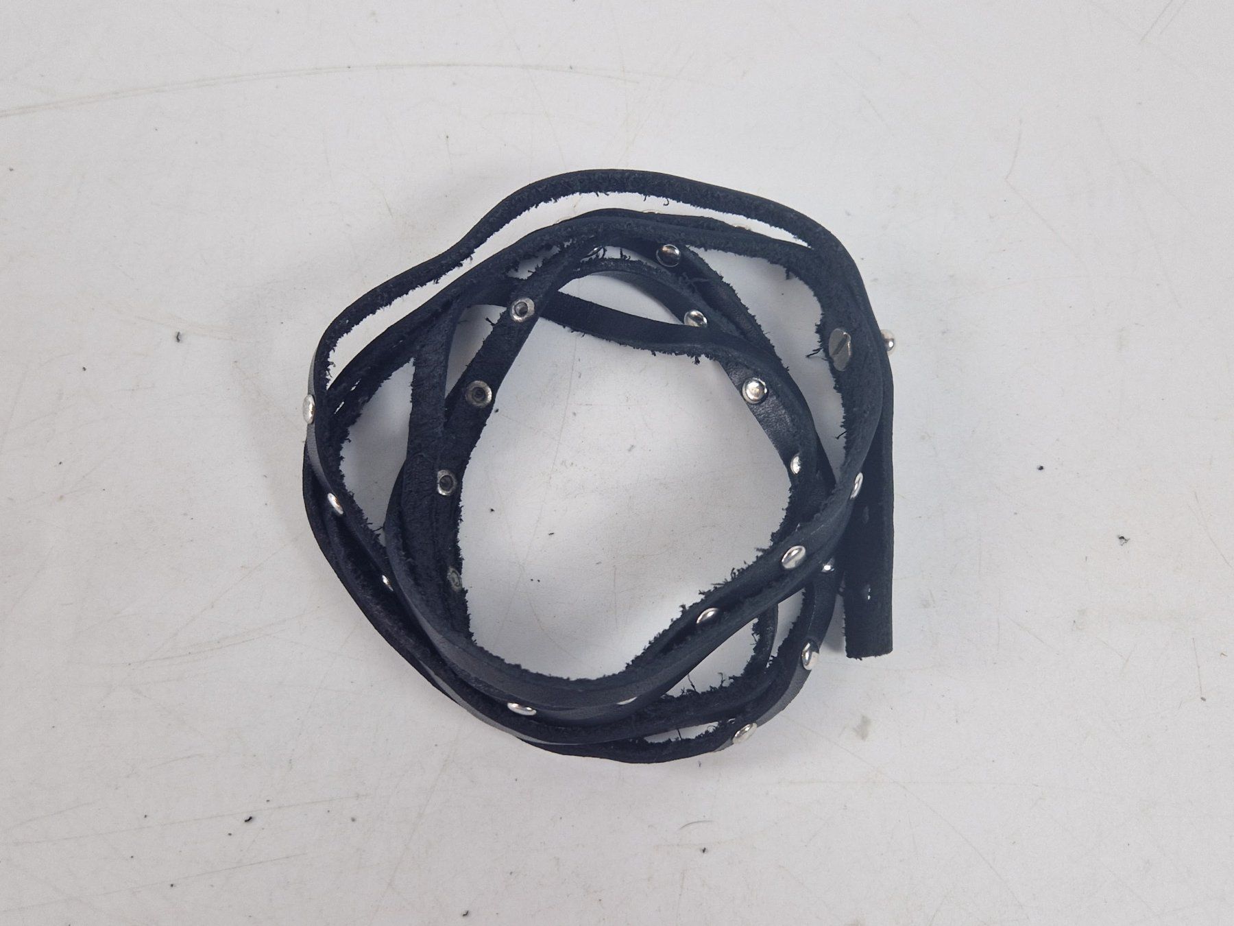 Bracciali & Braccialetti: Schwarzes Armband mit silberfarbenem Dekor – Usato da Muhen venduto da Restwert_Muhen 1