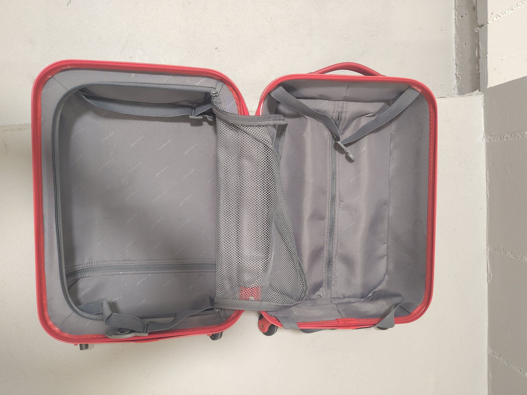 Valigie: Roter Koffer Rollkoffer Cabin Size Gebraucht – Usato da Zürich venduto da ego_t6ld 2