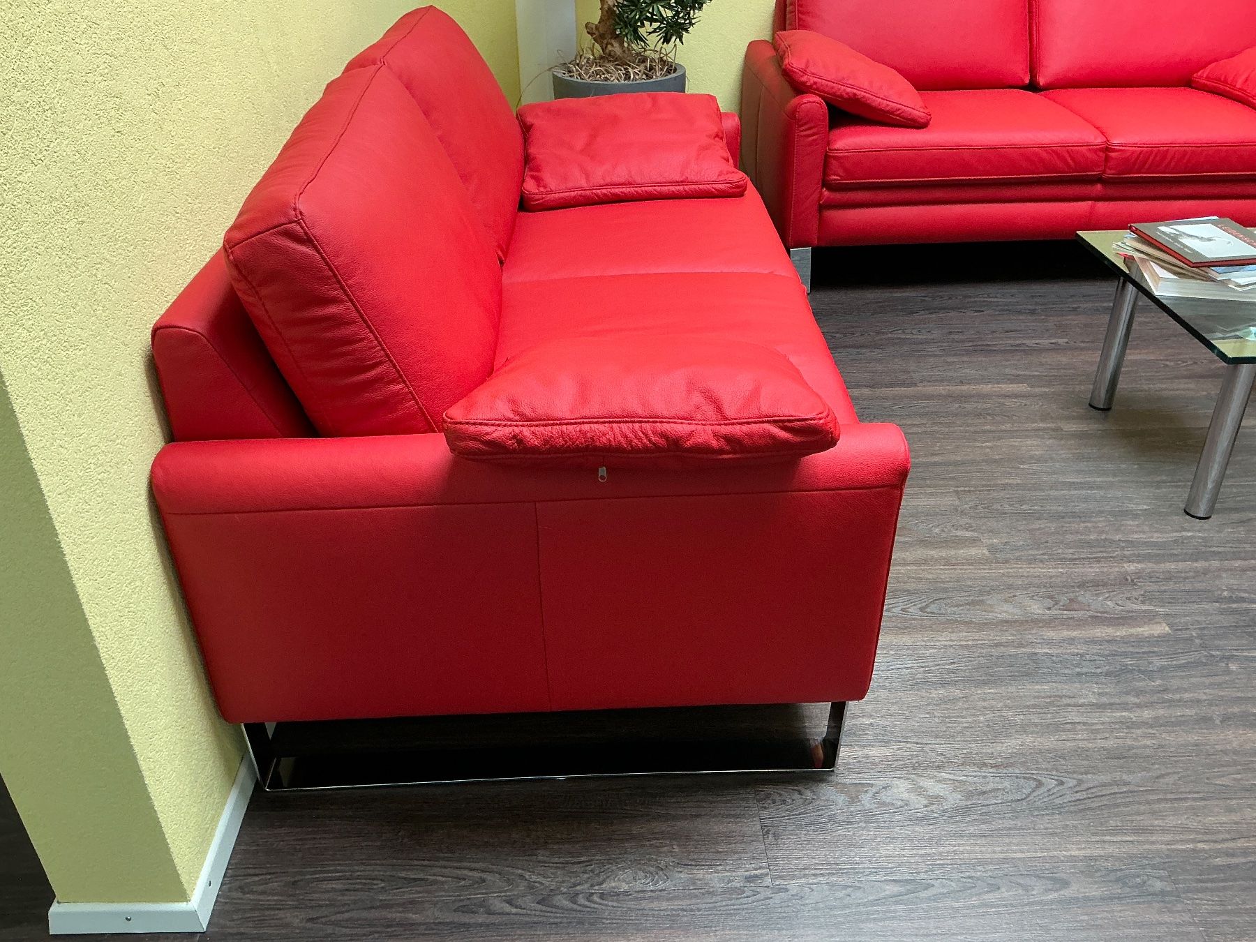 Sofas: 2 Sofas rot  +  1 Glas Sofatisch – D'occasion à Schaffhausen par Brolok 1