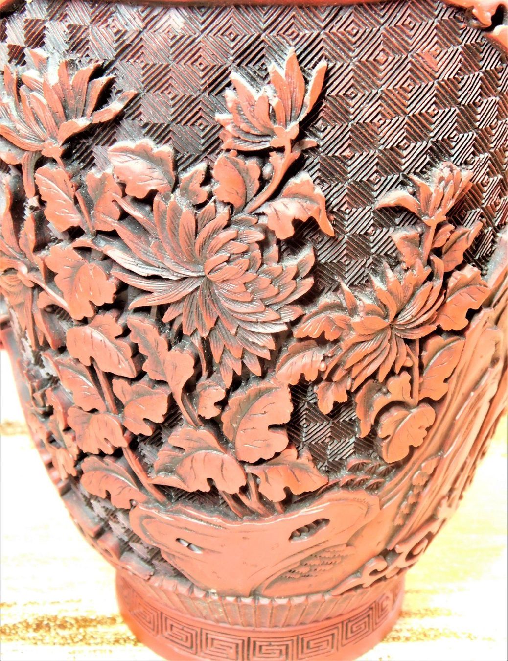 Vasen & Gefässe: Antique Large Cinnabar Vase Deep Cut Brass Inside & Bottom – Gebraucht aus Emmenbrücke von Ulisse-22 2