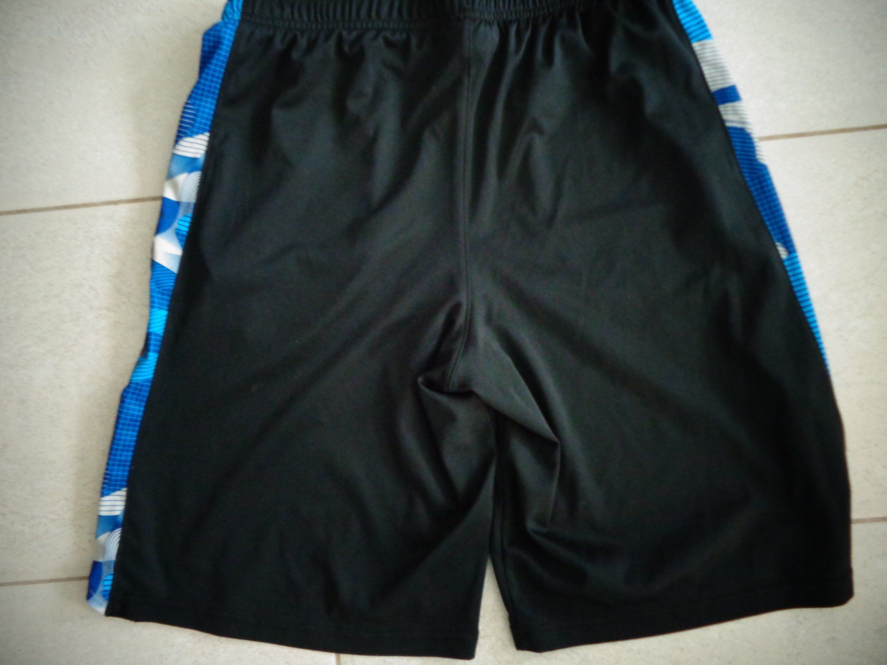 Under Armour Pantaloni: UNDER ARMOUR  SPORT HOSE GR.158 – Usato da Rotkreuz venduto da Samballi 2