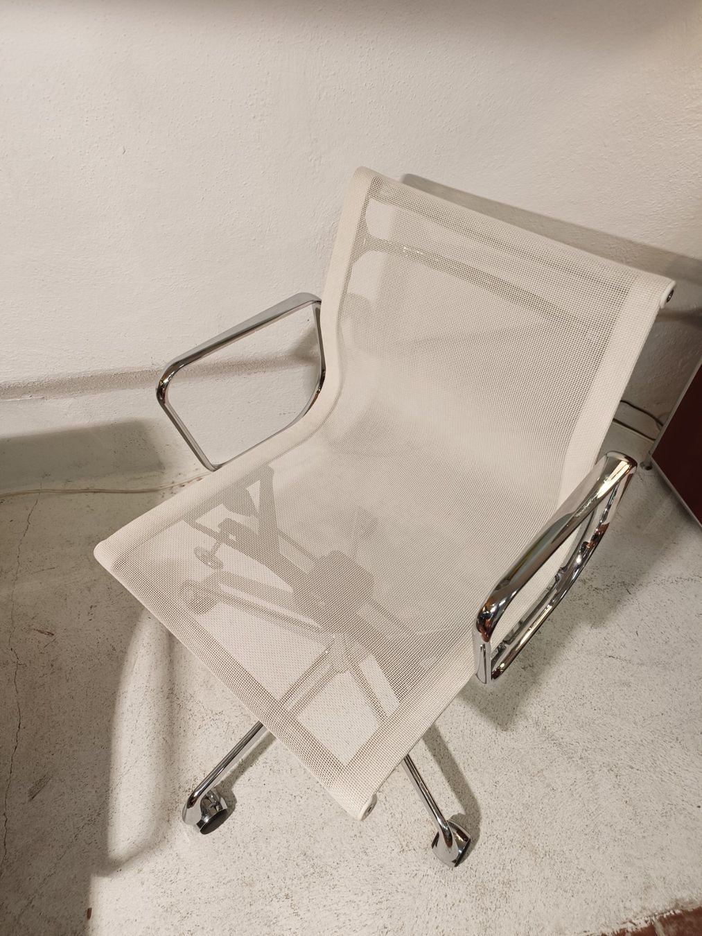 Sedie: Vitra Eames Aluchair EA 117 Netz weiss – Usato da Winterthur venduto da style-and-design.zrh 2