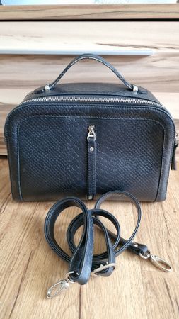 Schicke schwarze Handtasche mit Reptilienmuster