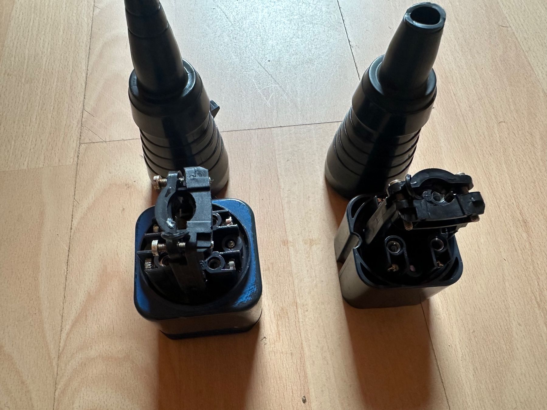Spine: Stecker/ Kupplung J15 4 Polig – Usato da Huttwil venduto da Bolpa 6