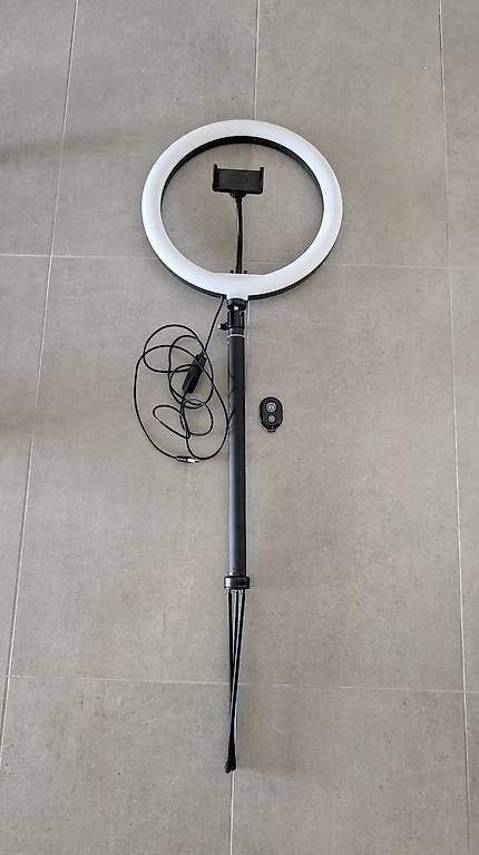 Lampade: Kit d'éclairage annulaire LED avec trépied  – Usato da Lausanne venduto da pris155