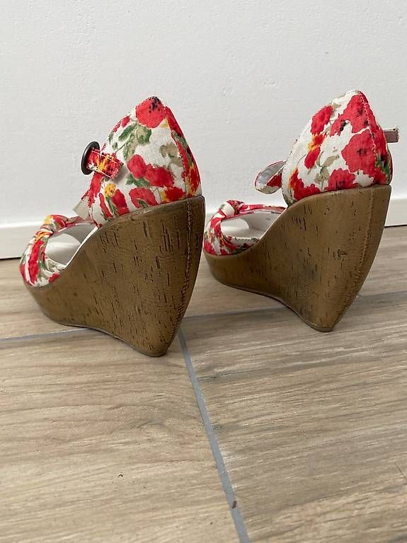 Chaussures femmes: Sandalen mit Keilabsatz & Blumenmunster Gr. 39 – D'occasion à Hausen AG par corinne_g 2