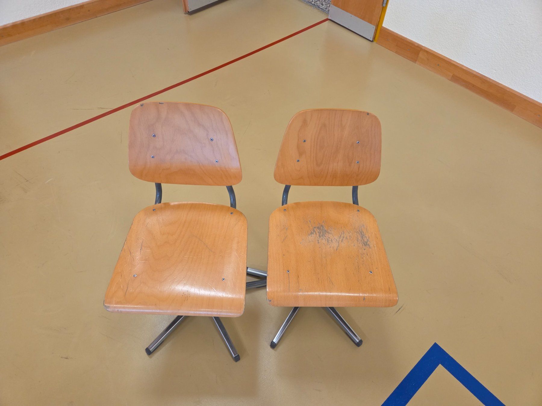 Set tavolo e sedie: Schülerpult mit 2 Stühlen dazu – Usato da Gähwil venduto da Halby 4