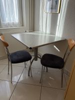 Küchentisch und zwei Stühle