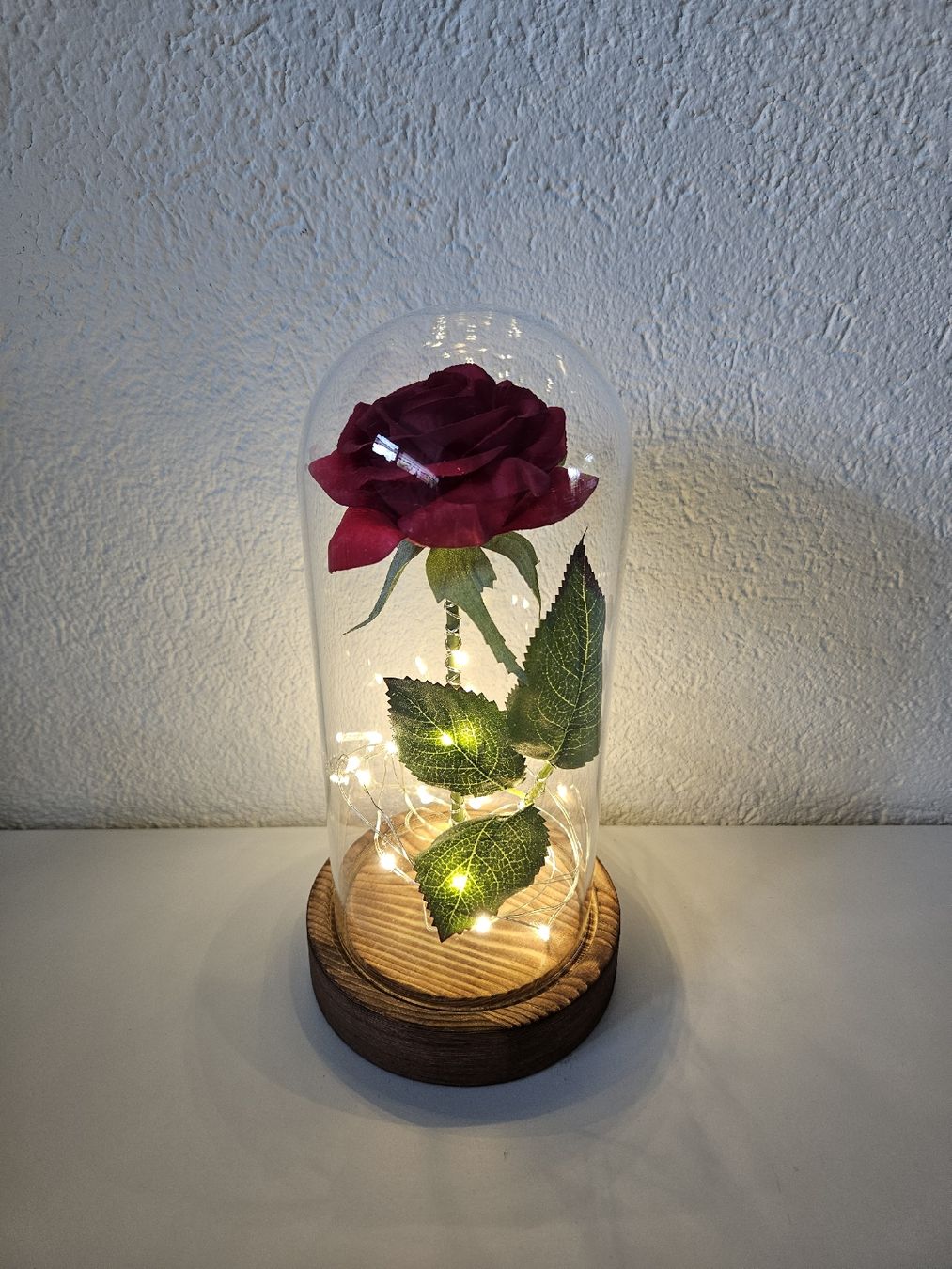 Toutes les décorations: Glasglocke mit Rose und LED Lichterkette – D'occasion à Rotkreuz par Kaffitanteli