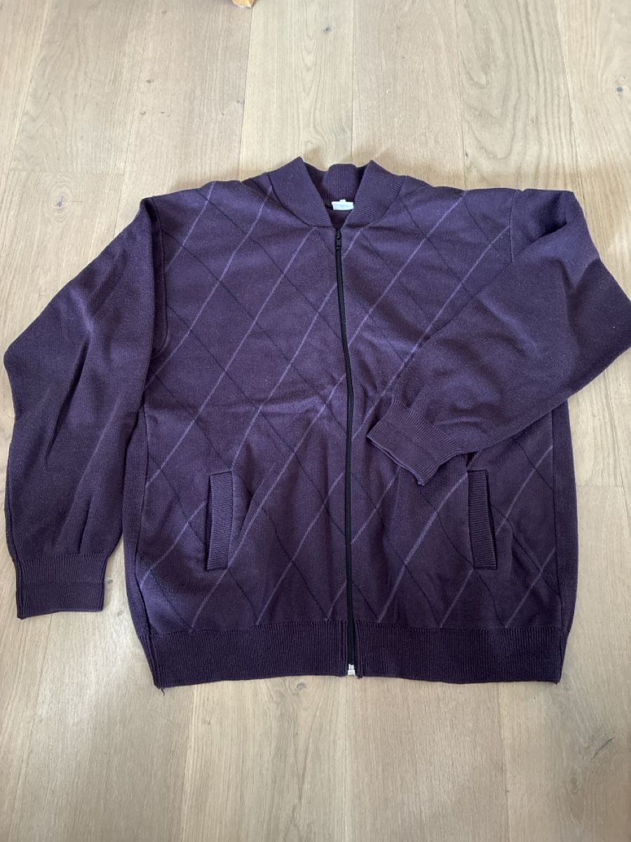 Pullover & Sweatshirts: Knitted Cardigan Argyle Pattern Purple Size L Used – Gebraucht aus Niederwil SG von leg_s6lw
