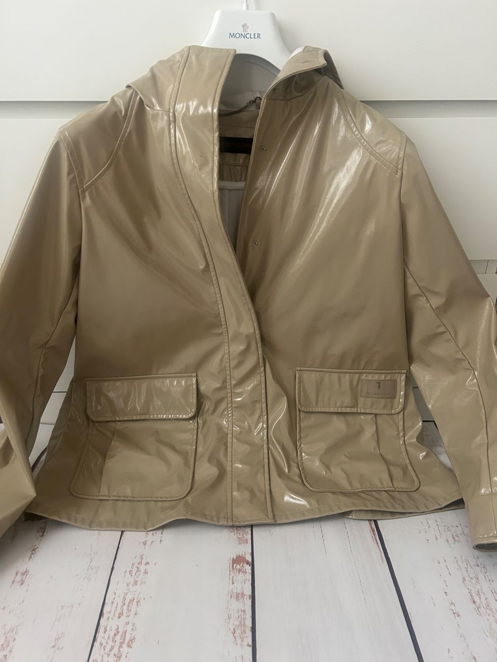 Socken: Stylish vynil rain coat Trussardi S size – Gebraucht aus Zürich von Ferienan