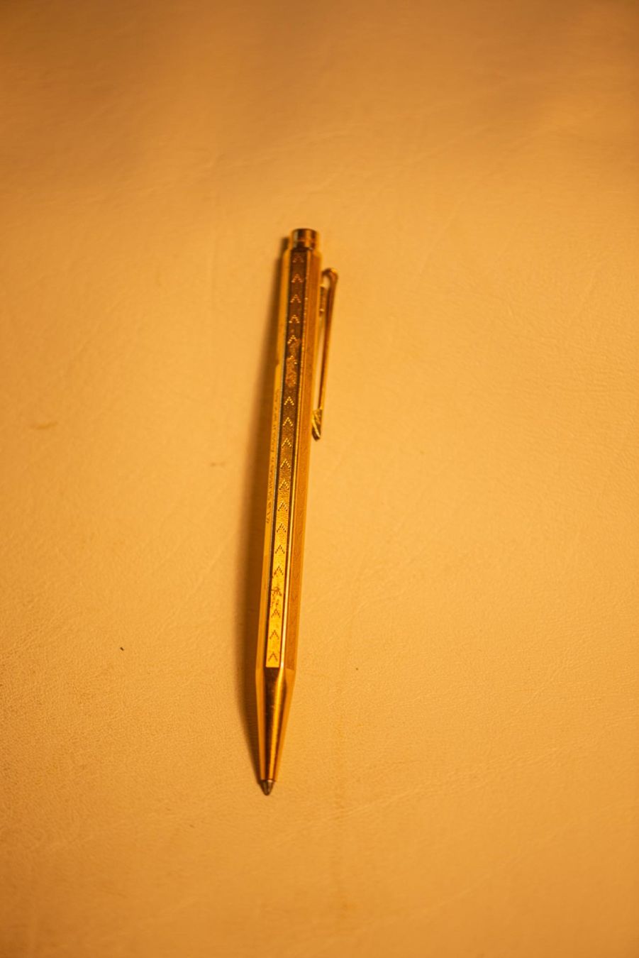 Caran D'Ache Stylos & Marker: Stift Caran d'Ache Chevron Ecridor - vergoldet – D'occasion à Lonay par  2