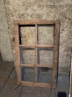 Defektes Altes Holzfenster Rahmen kappute Fenster