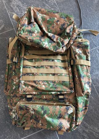 riesengrosse militärstylische Reisetasche - kleiner Defekt