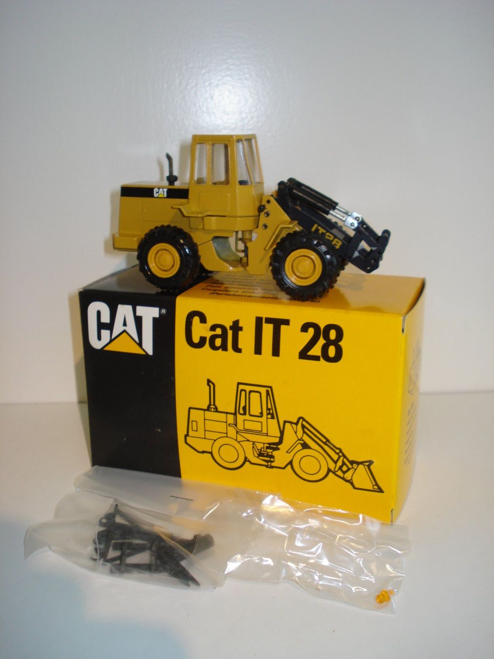 Conrad Modellbausätze & Standmodelle: CAT IT 28 Industrieradlader – Neu (gemäss Beschreibung) aus Mitlödi von worker04