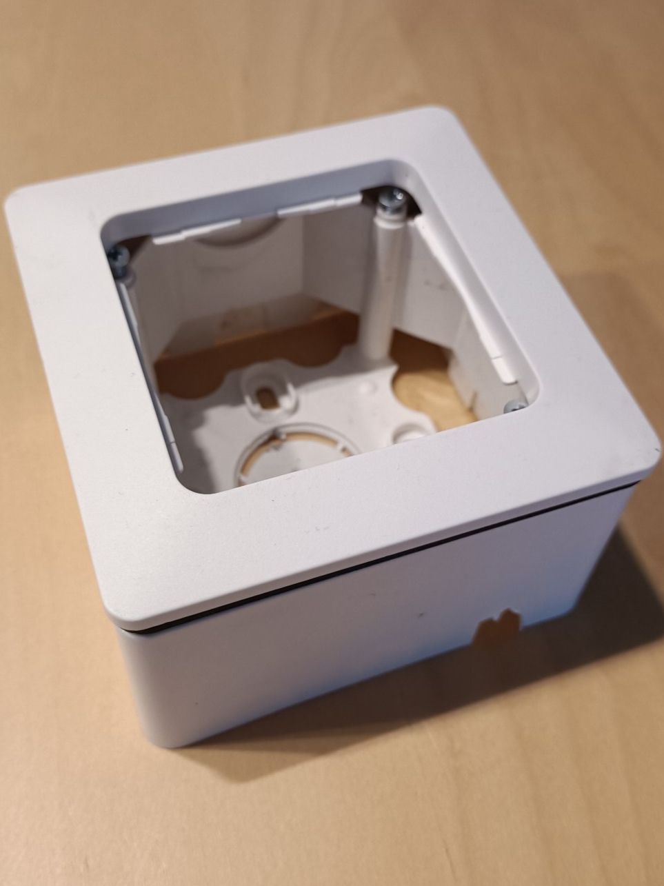 Stecker: Gira AP-Gehäuse – Gebraucht aus Rudolfstetten von Ivost
