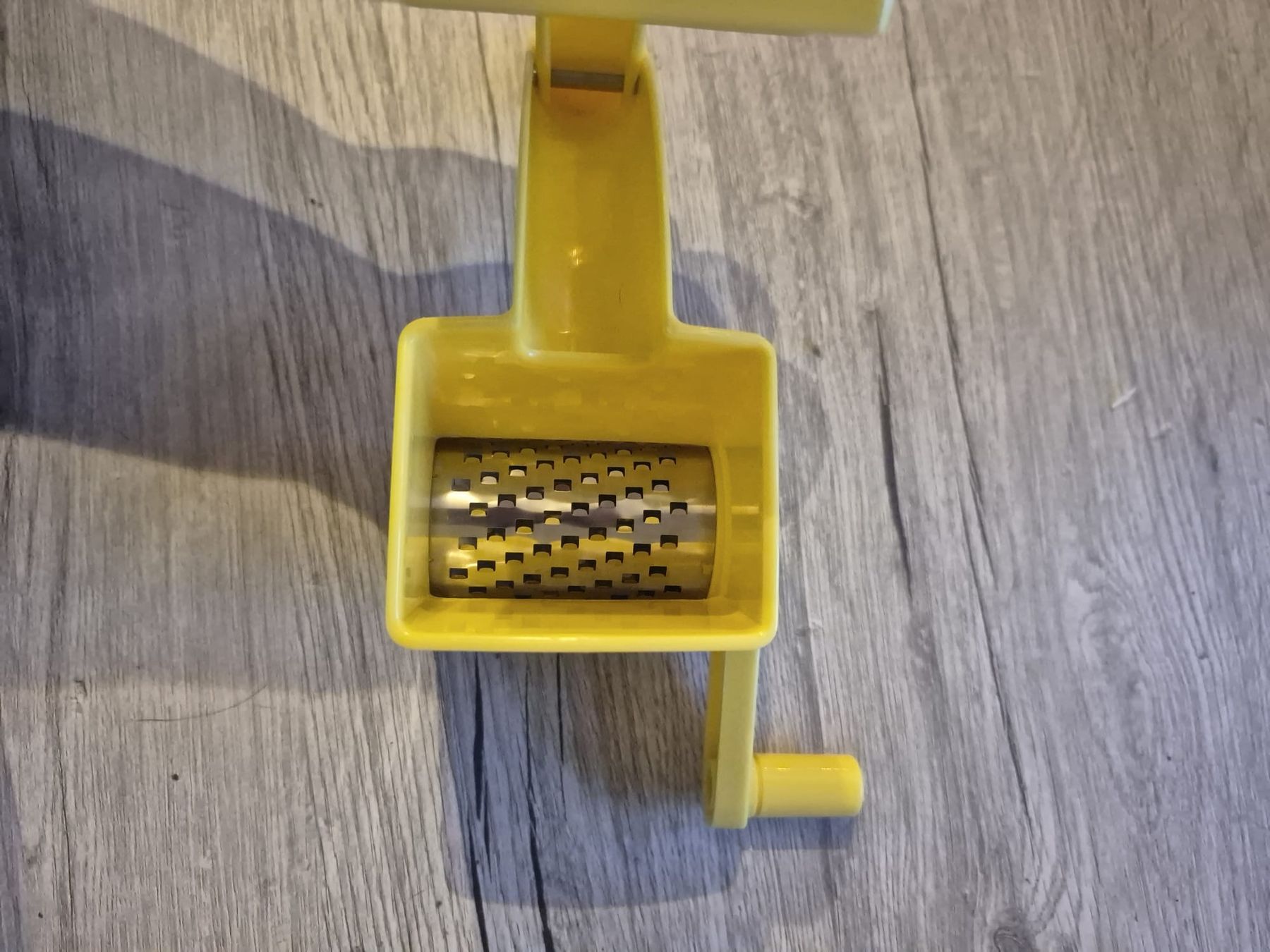 Elettrodomestici da cucina: Râpe à fromage rotative vintage jaune moutarde. – Usato da Penthalaz venduto da cel_zv7p 1