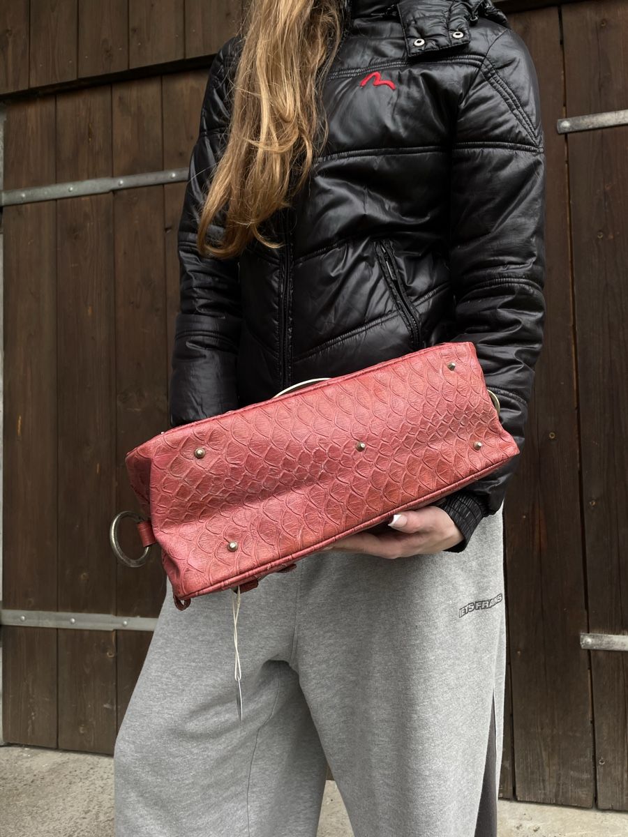 Guess Borse da donna: Guess Handtasche, Kroko-Optik, rot – Usato da Eggenwil venduto da CNSRVINTAGE 4