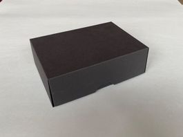 100 Stulpschachteln schwarz mit goldenen Gummizugschnüren