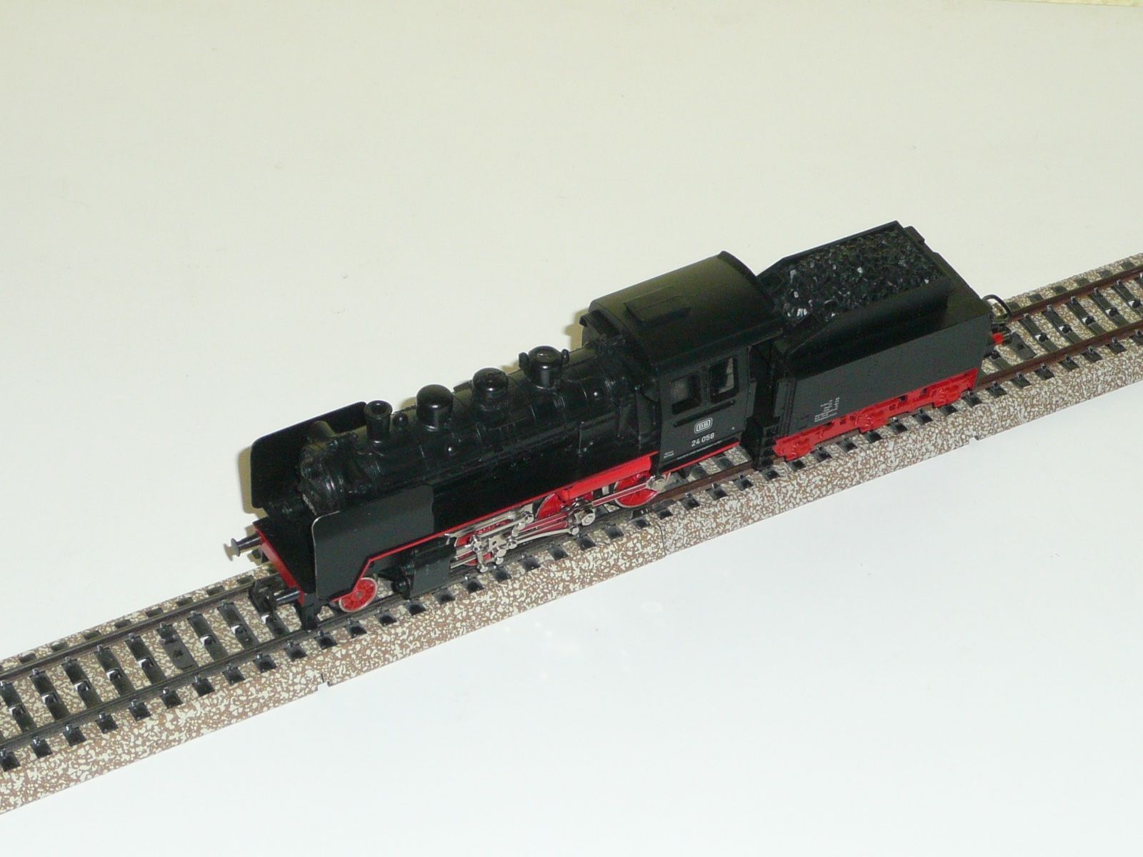 Märklin Modellini di ferrovie: Märklin " Dampflok mit Tender DB 24058 " – Usato da Kriens venduto da Taurus12 3