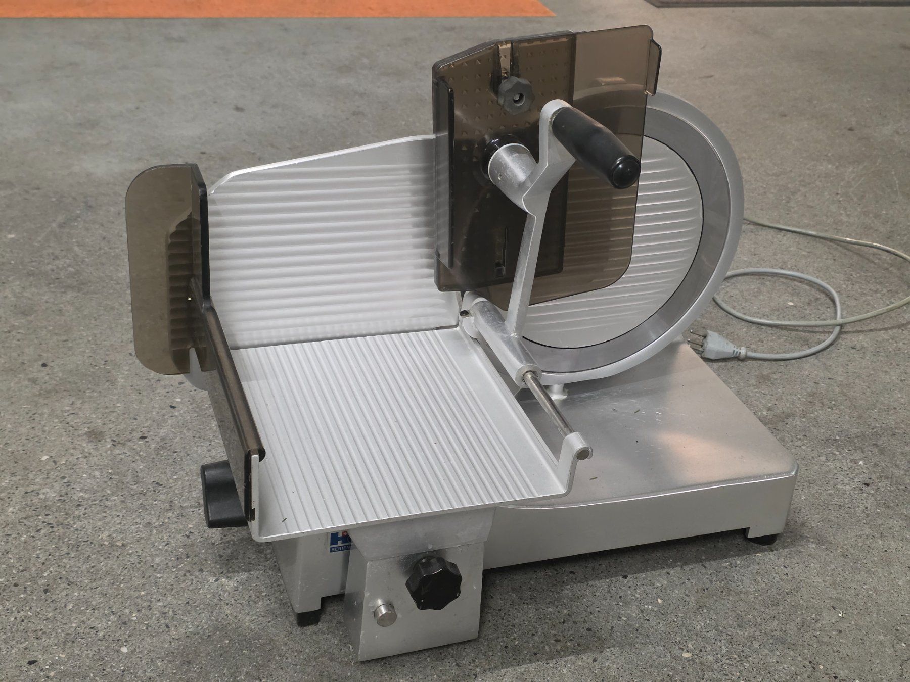 Elettrodomestici da cucina: Professionelle Schneidemaschine Hofmann Type A 2700 – Usato da Badäl venduto da RYzeR9980X4D 1