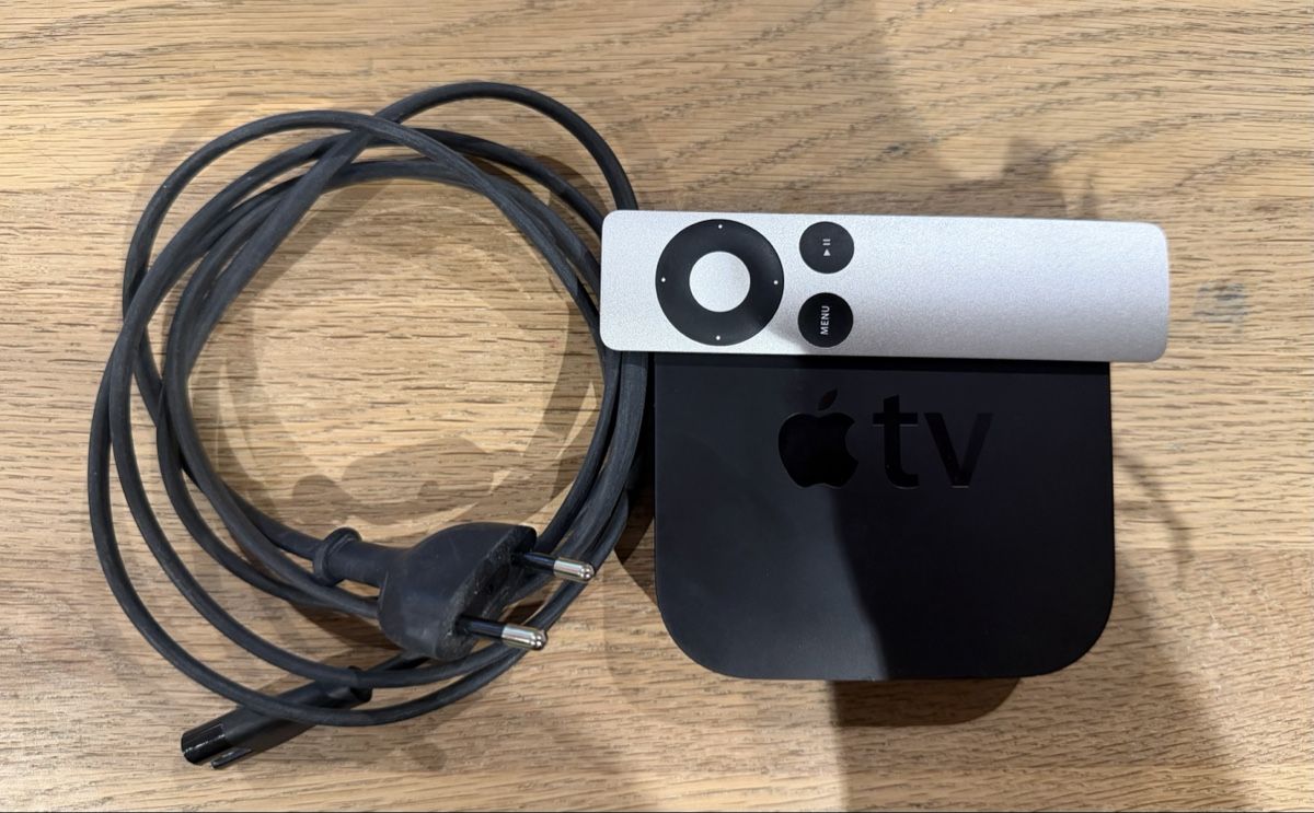 Apple Lettore multimediale & Streamer: Apple TV boîtier noir avec télécommande argentée – Nuovo (secondo la descrizione) da Nuvilly venduto da ste_yrz9