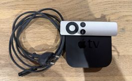 Apple TV boîtier noir avec télécommande argentée