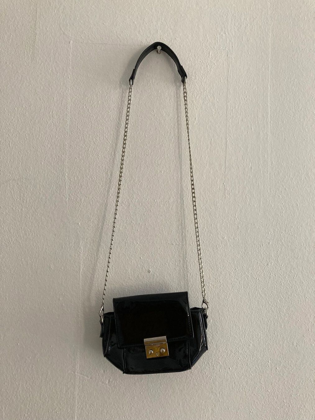 Borse da donna: Kleine schwarze Umhängetasche – Usato da Brione Verzasca venduto da pulci22