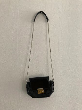 Kleine schwarze Umhängetasche